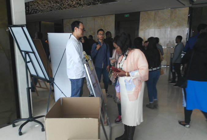 外国朋友现场咨询