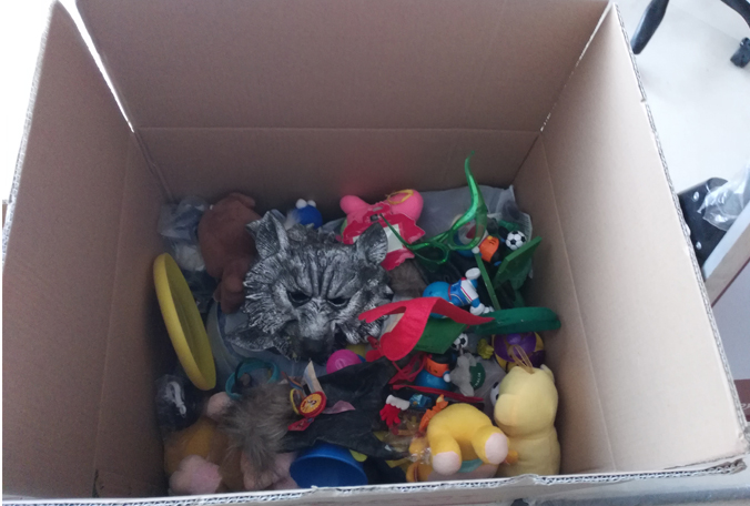 满箱子爱心玩具
