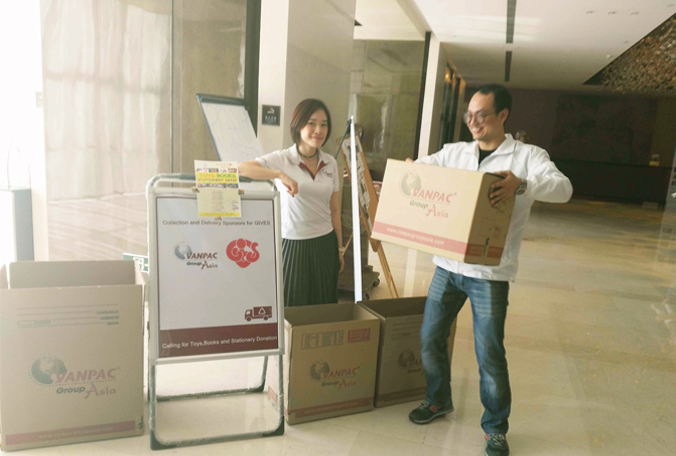 收获满箱子的爱心 满脸喜悦